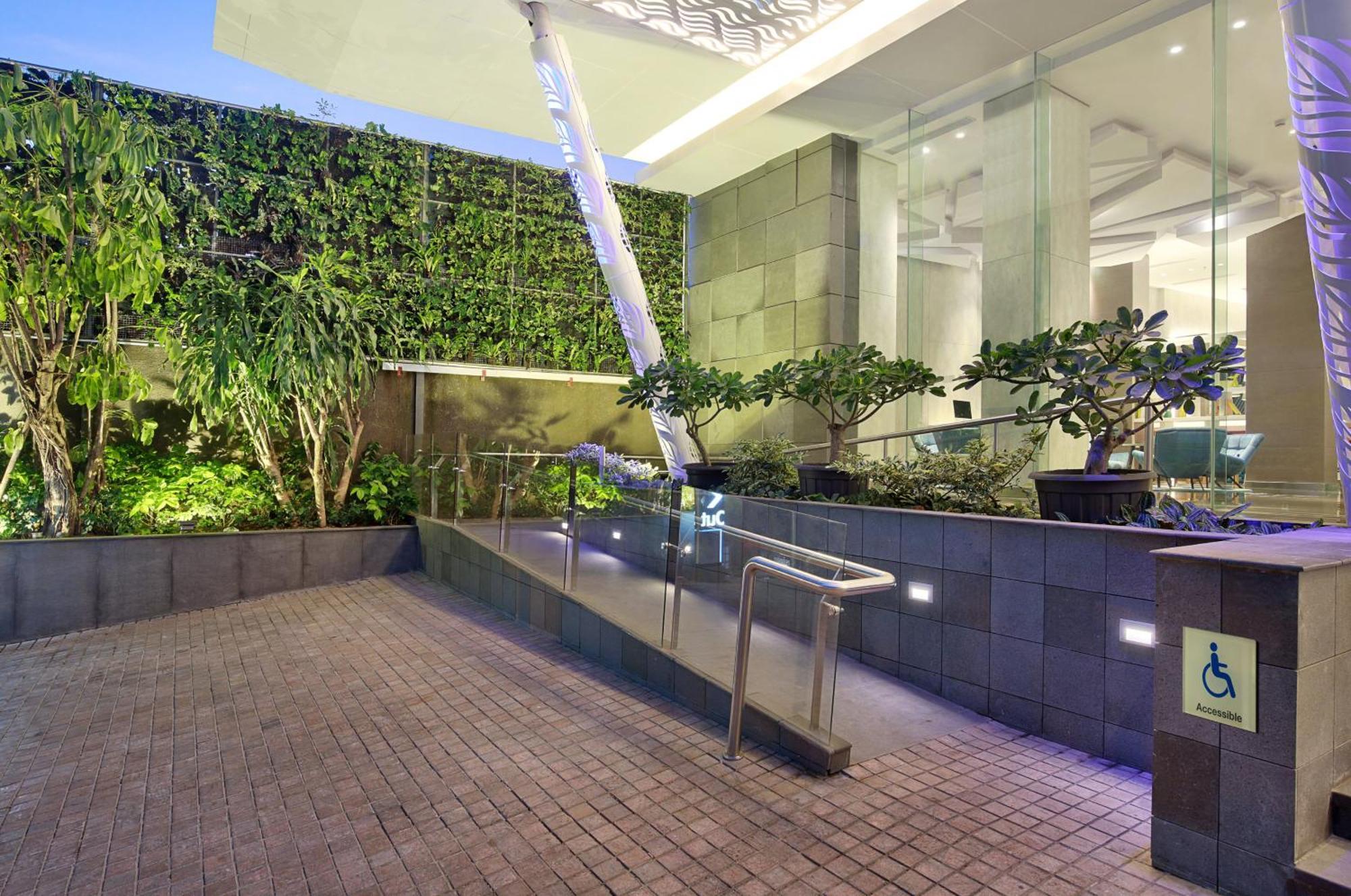 Holiday Inn Express Jakarta Wahid Hasyim By Ihg Kültér fotó